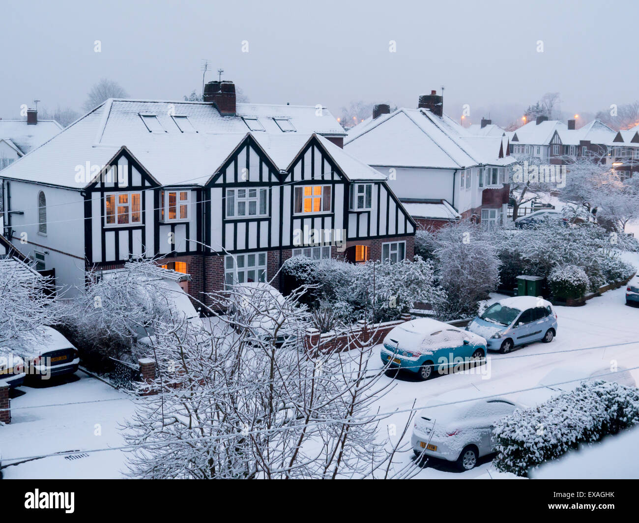 Vorstadthäuser in Winter, Surrey, England, Vereinigtes Königreich, Europa Stockfoto