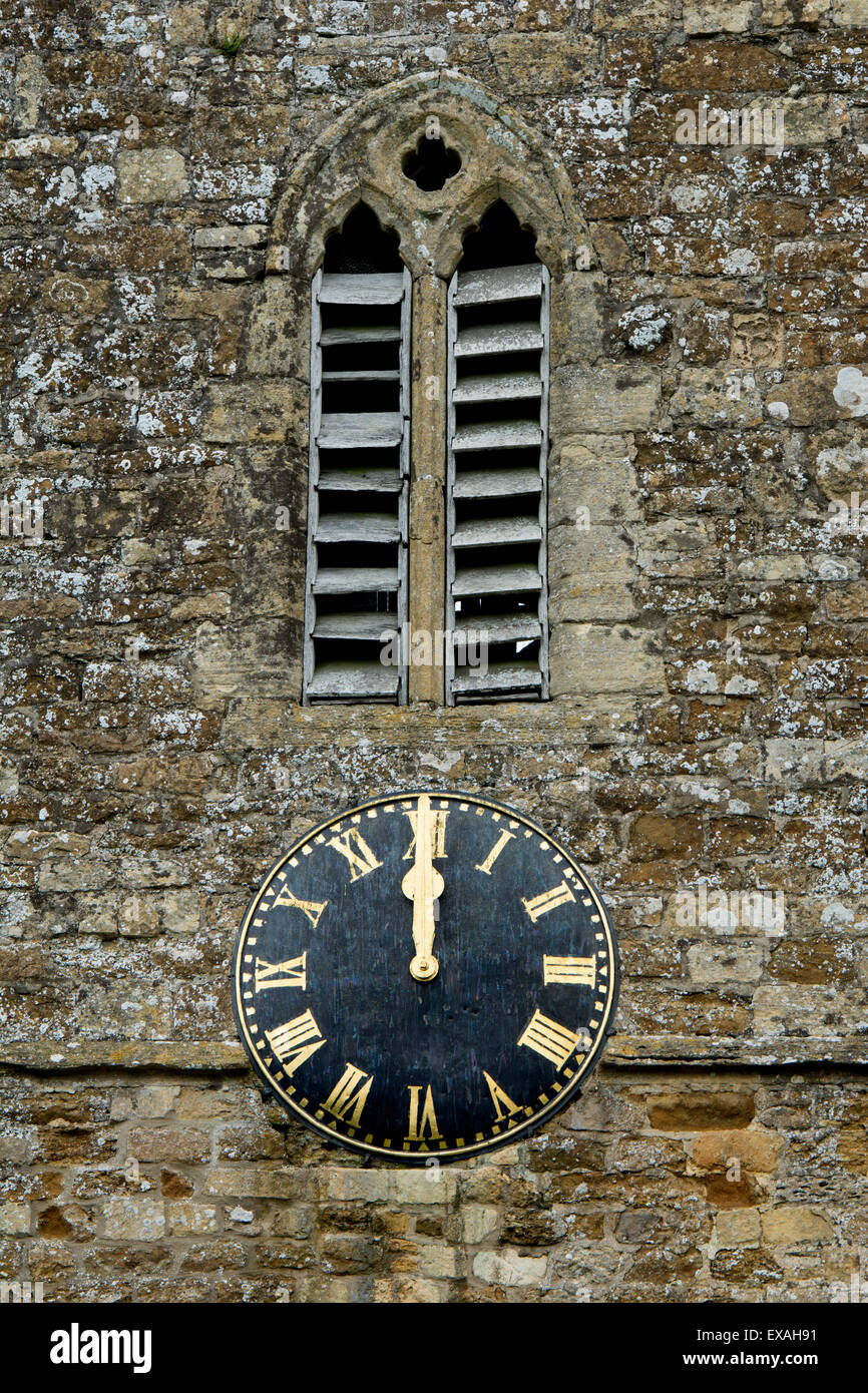St. Michaels Kirche Uhr am Mittag, Whichford, Warwickshire, England, UK Stockfoto