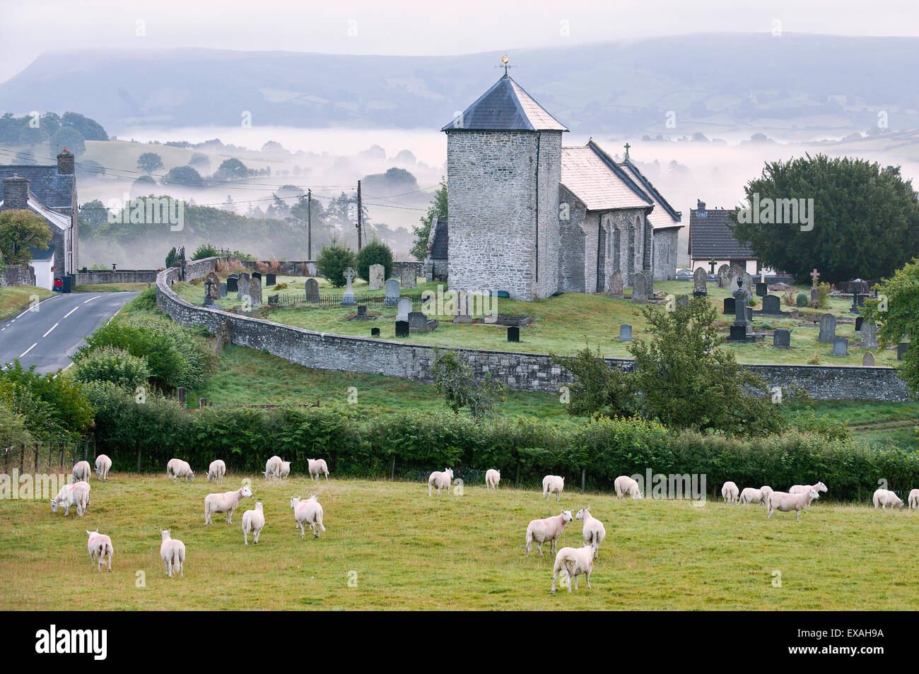 Am frühen Morgennebel in den Tälern umgibt St. Davids Kirche, Llanddewi'r Cwm, Powys, Wales, Vereinigtes Königreich, Europa Stockfoto