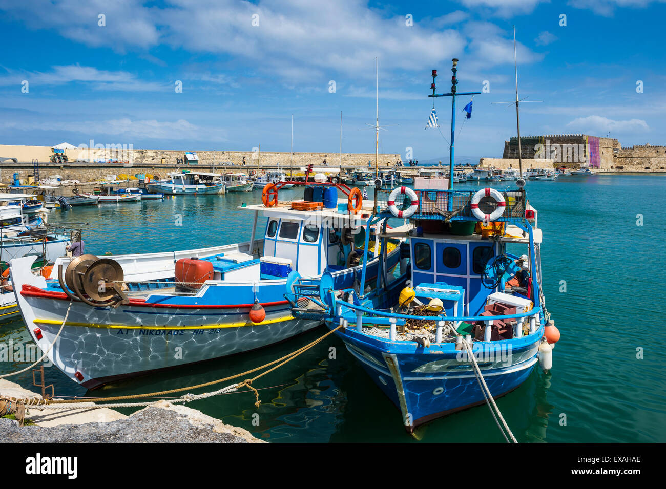 Angelboote/Fischerboote im alten Hafen von Heraklion, Kreta, griechische Inseln, Griechenland, Europa Stockfoto
