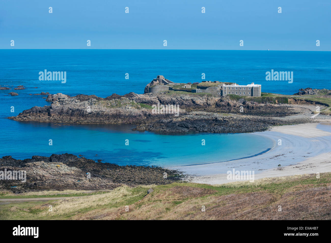 Blick auf Schloss, ein L'Etoc (Chateau Le Toc) und Saye Strand, Alderney, Kanalinseln, Großbritannien, Europa Stockfoto