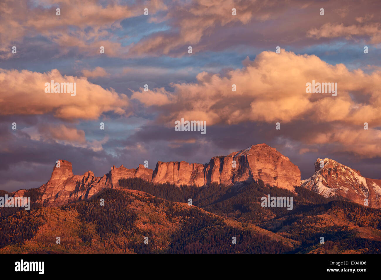 Wolken über Palisaden bei Sonnenuntergang, Uncompahgre National Forest, Colorado, Vereinigte Staaten von Amerika, Nordamerika Stockfoto