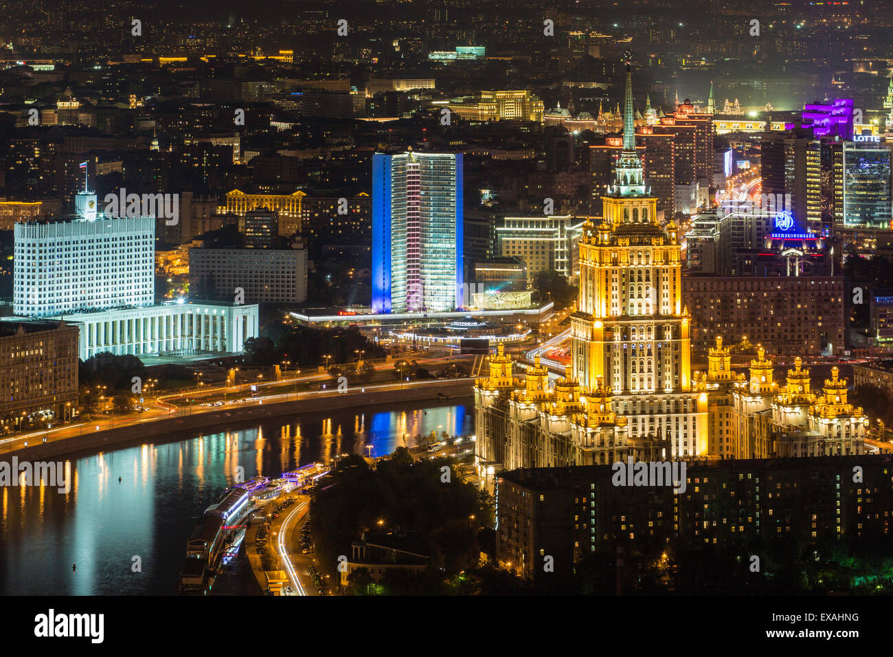 Erhöhten Blick auf die Moskwa-Ufer, Hotel Ukraine und der russischen Weißen Haus, Moskau, Russland, Europa Stockfoto