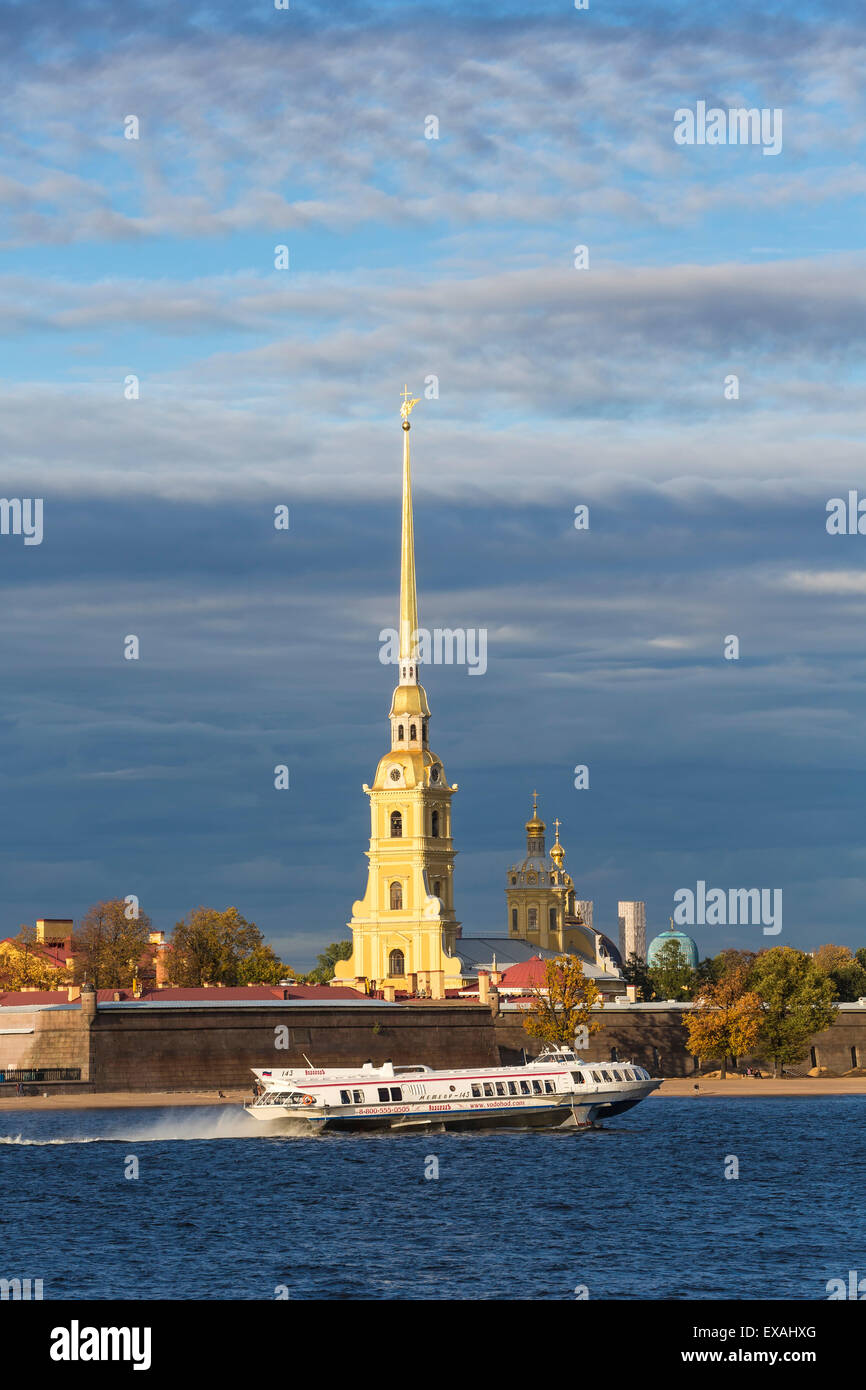 Peter und Paul Fortress am Ufer der Newa, UNESCO-Weltkulturerbe, St. Petersburg, Russland, Europa Stockfoto