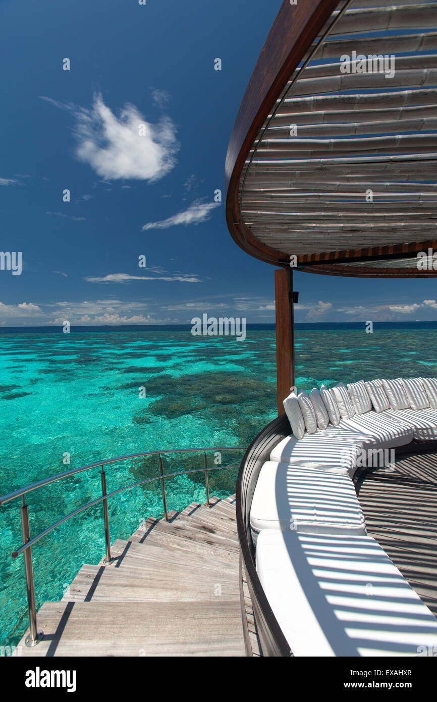 Treppe zum Strand und zum Sofa mit Blick auf das Meer, Malediven, Indischer Ozean, Asien Stockfoto