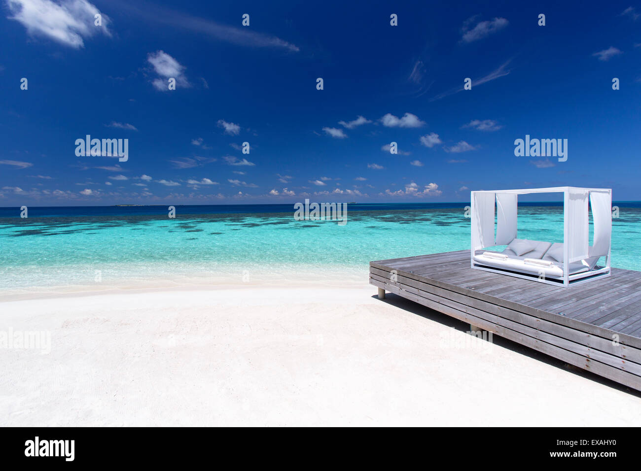 Sofa am Strand auf den Malediven, Indischer Ozean, Asien Stockfoto