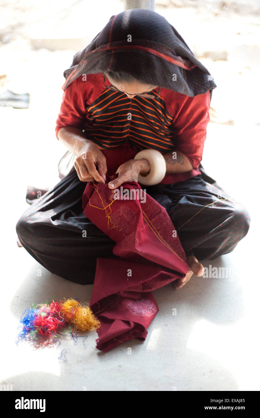 Aahir Tribeswoman Sticken komplizierte traditionellen Mustern in sehr feine Kettenstich, Bhuj Bezirk, Gujarat, Indien, Asien Stockfoto