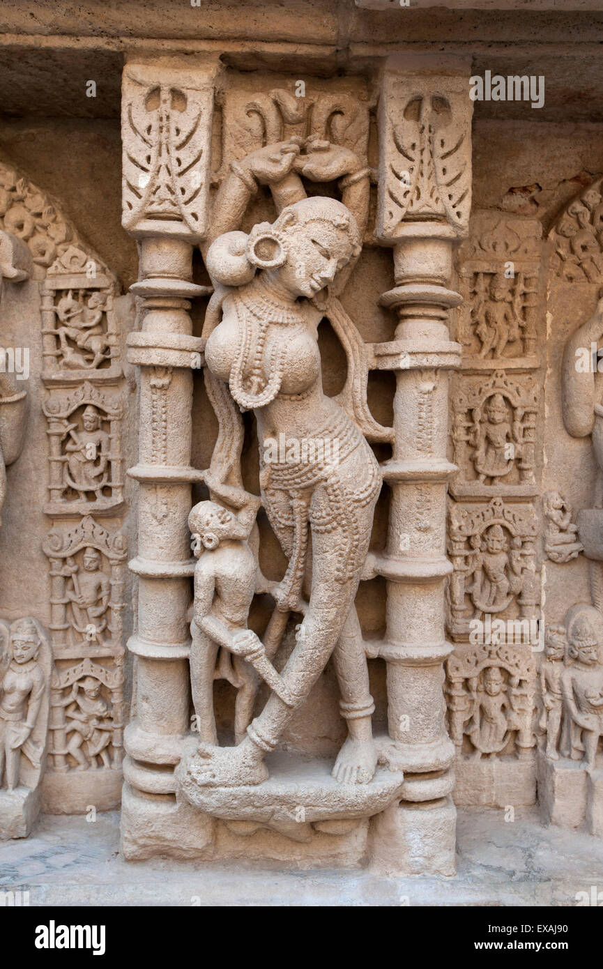 Geschnitzte Tänzerin an der Rani Ki Vav, 11. Jahrhundert Stufenbrunnen gewidmet Hindugott Lord Vishnu, Patan, Gujarat, Indien Stockfoto