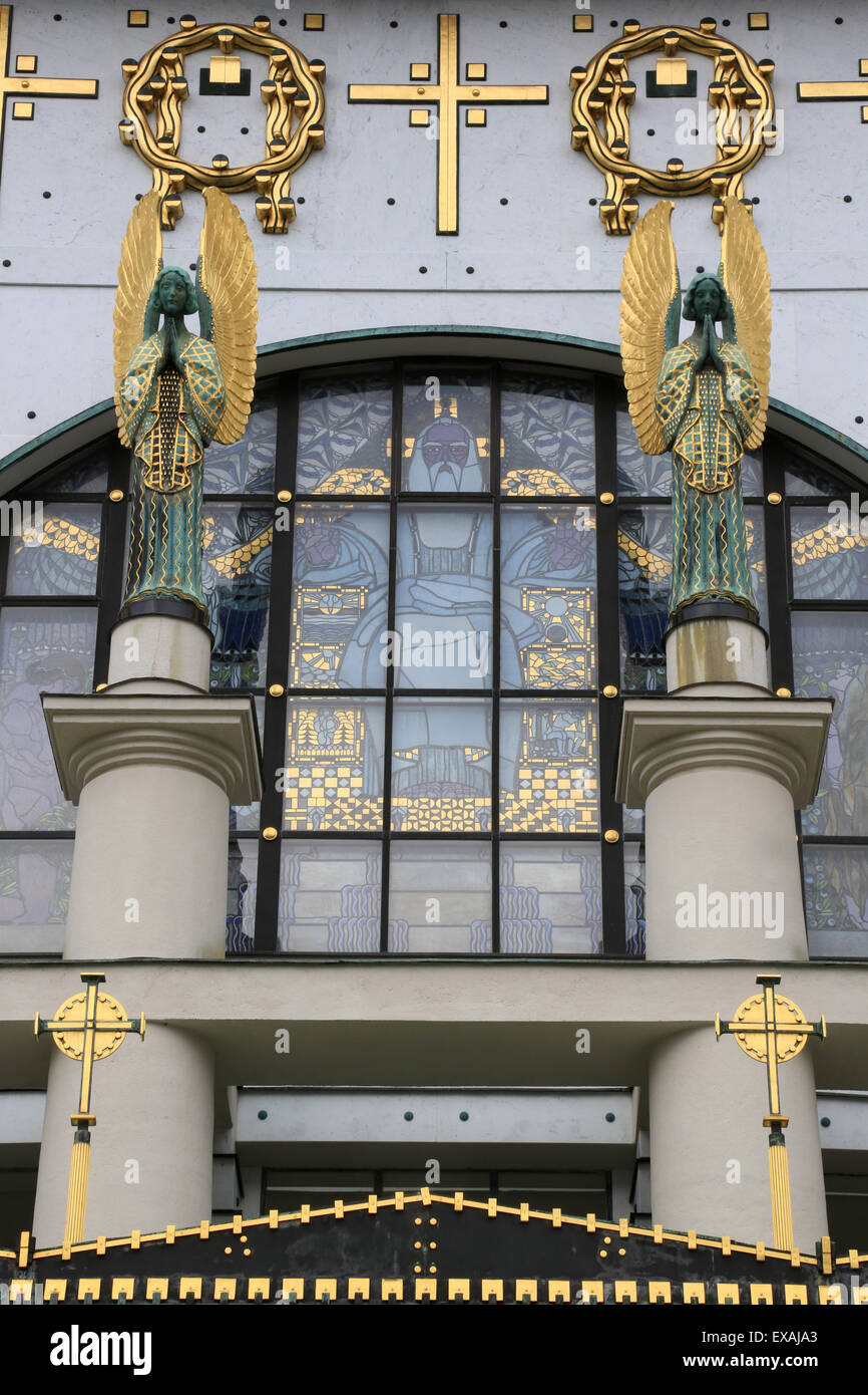 Statuen von Engeln, die vor dem Fenster von Othmar Schimkowitz entworfen, ein Werk von Kolo Moser genannt Herbst, Wien, Österreich Stockfoto