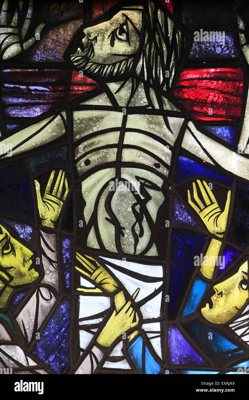 Glasfenster der Kreuzigung von Jesus mit Maria und Johannes, St. Petrus und St. Paulus Kirche, Knokke-Heist, Belgien Stockfoto