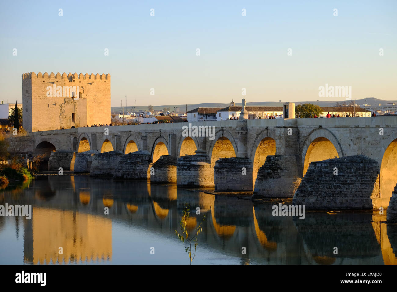 Calahorra Turm und die römische Brücke (Puente Romano) über den Rio Guadalquivir, der UNESCO, Córdoba, Andalusien, Spanien Stockfoto