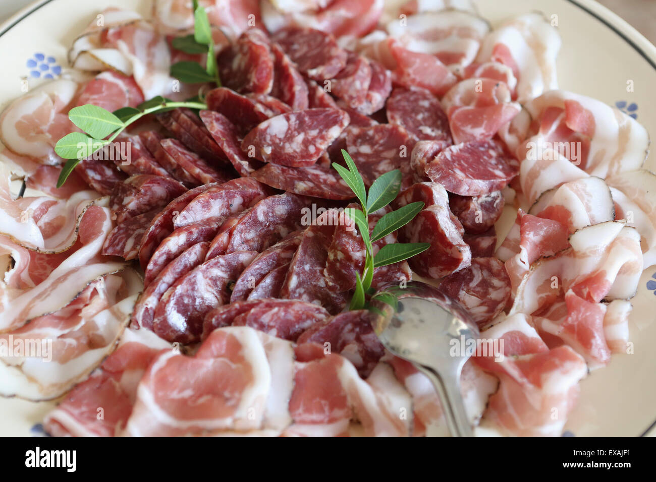 Regionale Capocollo (Capicola) Schinken umgibt Salami hergestellt in Martina Franca, Apulien, Italien, Europa Stockfoto