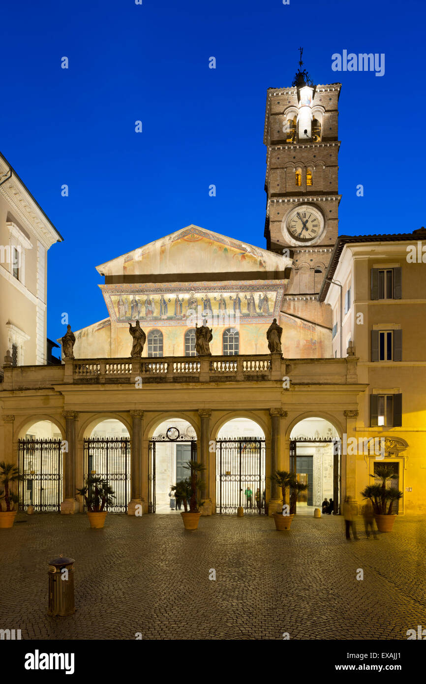 Santa Maria in Trastevere in der Nacht, Piazza Santa Maria in Trastevere, Rom, Latium, Italien, Europa Stockfoto