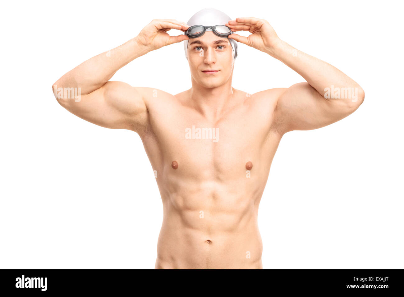 Muskulösen jungen Schwimmer mit einem grauen Badekappe und schwarz Schwimmbrillen schaut in die Kamera und lächelnd Stockfoto