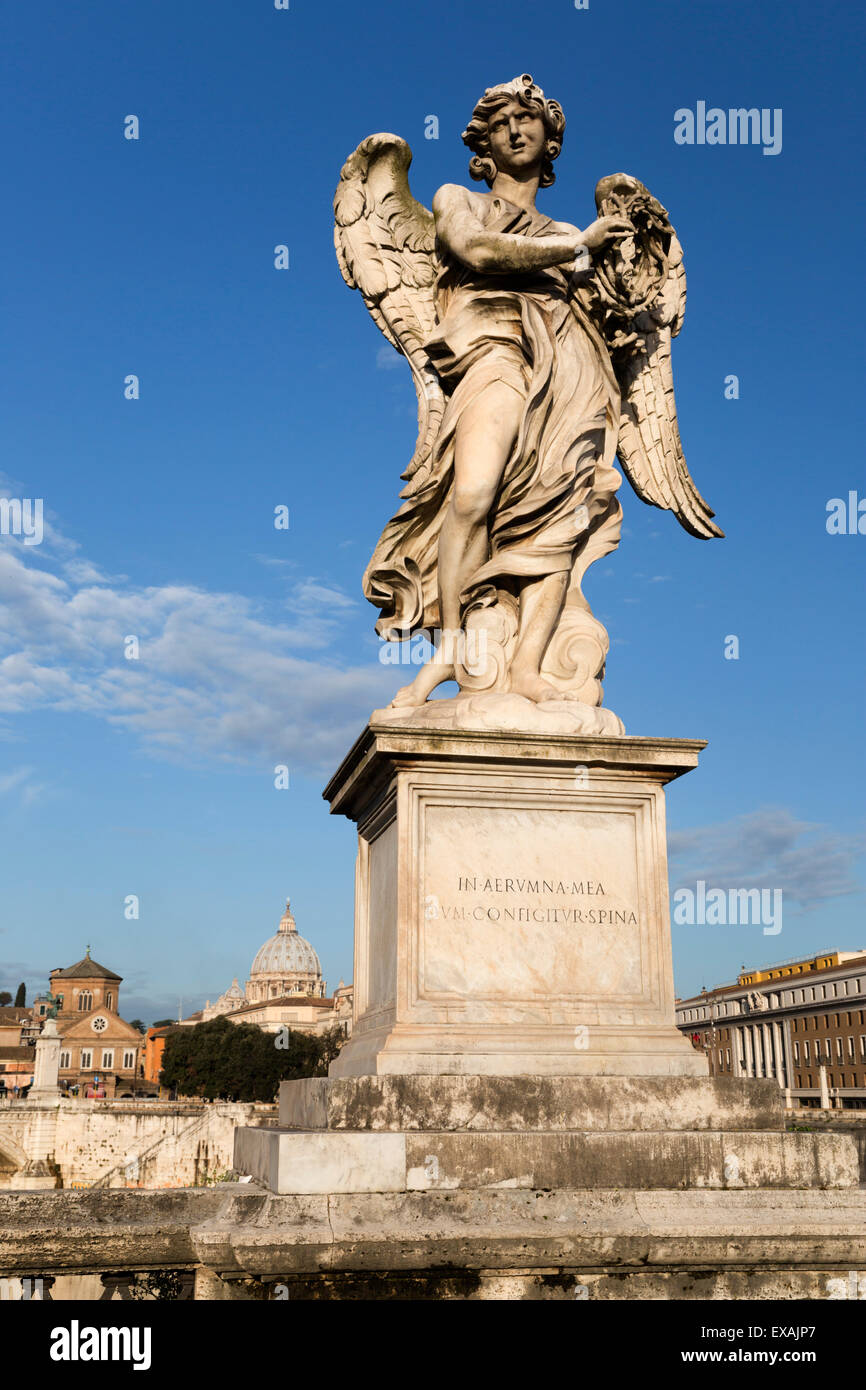 Berninis luftigen Wahnsinniger Engel Statue auf der Ponte Sant'Angelo mit den Petersdom hinter Rom, Latium, Italien, Europa Stockfoto