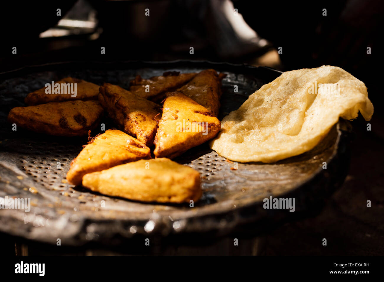 Gekochte Bhature und Samosas, Sektor 7, Chandigarh, Punjab und Haryana Provinzen, Indien, Asien Stockfoto