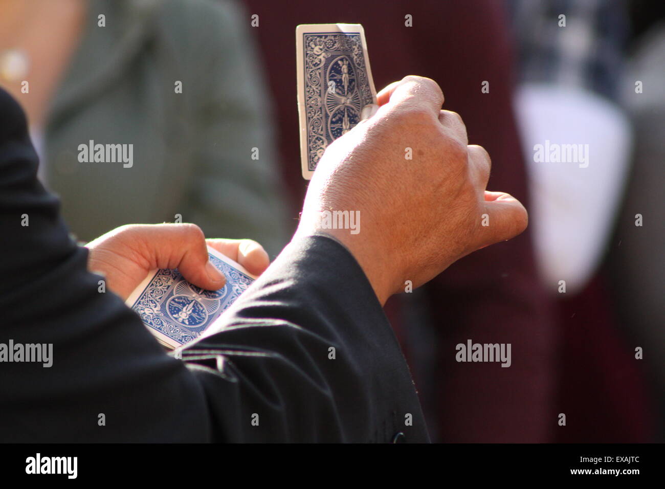 Darsteller auf Edinburghs Royal Mile zeigt einen Kartentrick. Stockfoto