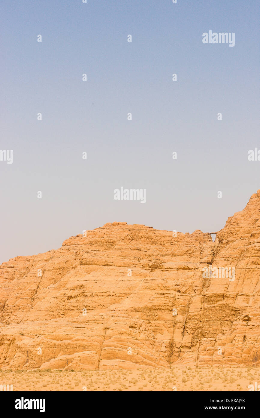 Wadi Rum Wüste, Jordanien. 9. Juni 2015. Spektakuläre Aussicht auf Steinbrücke Burdah. Stockfoto