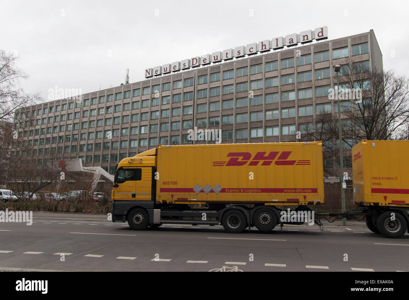 DHL LKW "Neues Deutschland" Gebäude Berlin Deutschland Stockfoto