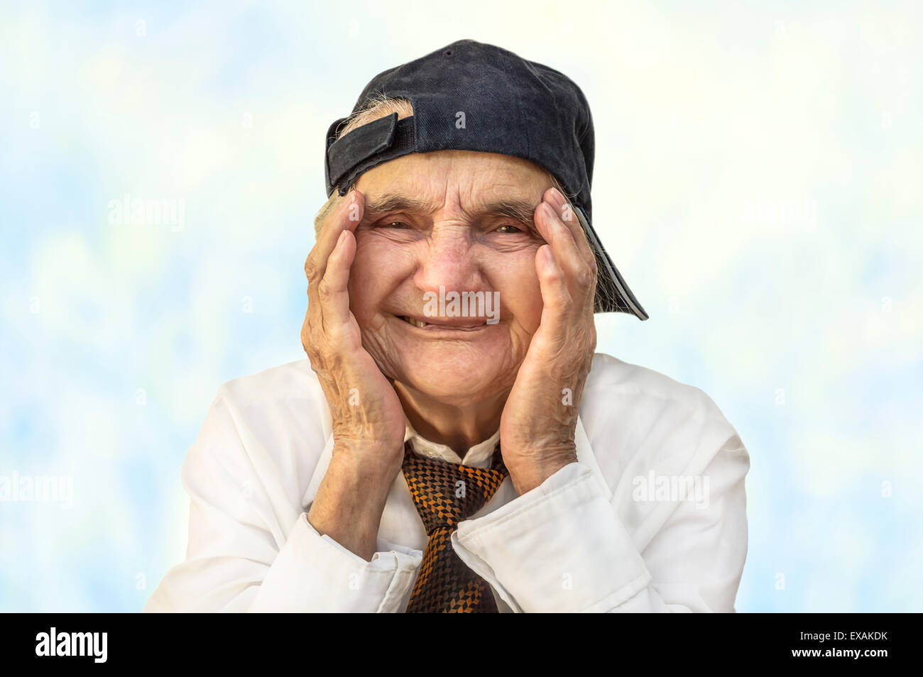 Porträt einer glücklich senior Frau lächelt in die Kamera. Selektiven Fokus Stockfoto