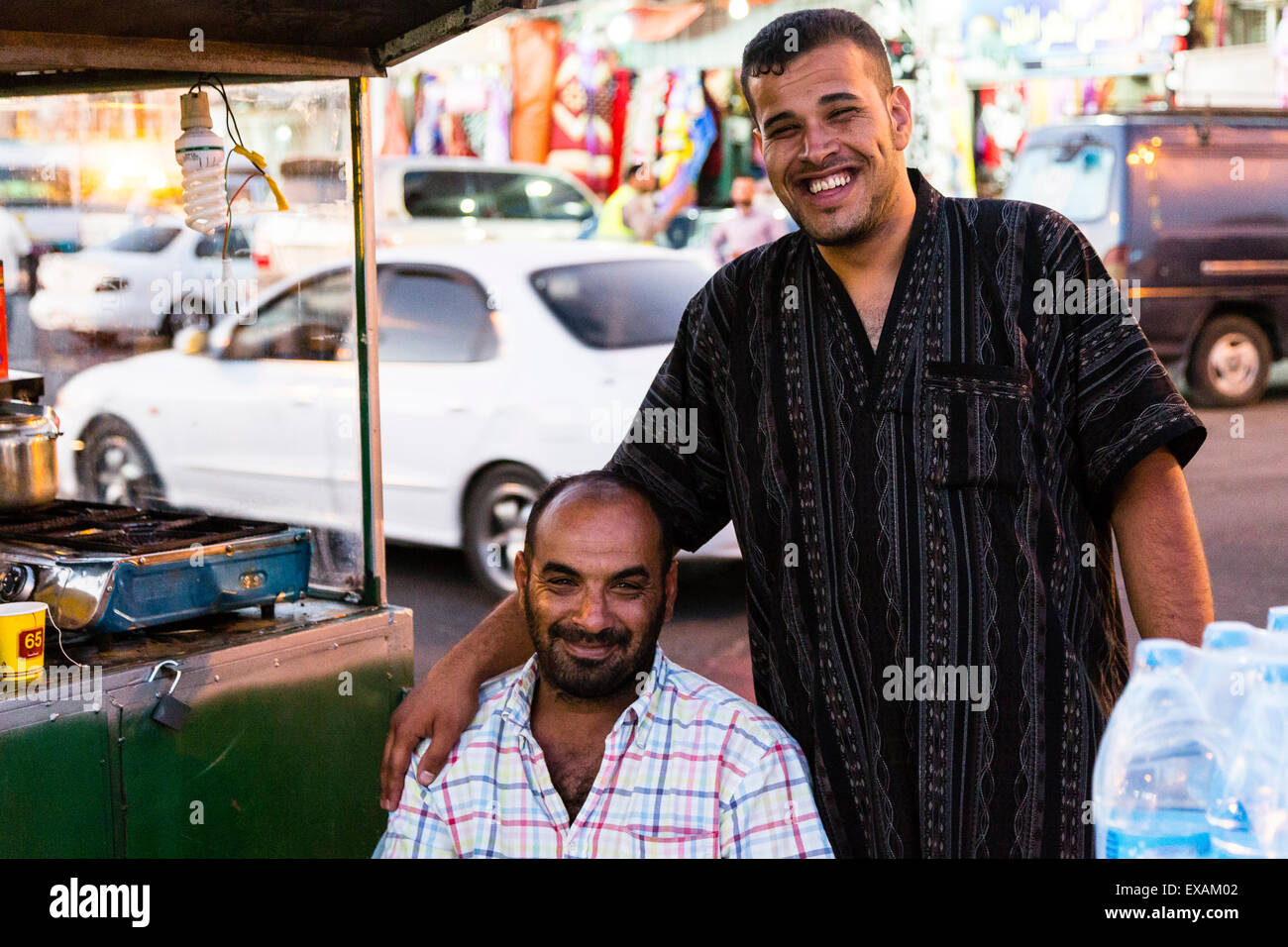 Aqaba, Jordanien. 11. Juni 2015. Zwei Männer in einem Straßencafé. Stockfoto