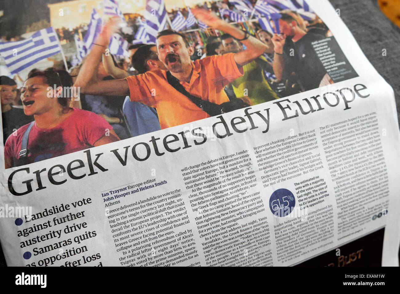 "Griechischen Wähler trotzen Europa" Guardian Zeitung Überschrift London UK 6. Juli 2015 Stockfoto