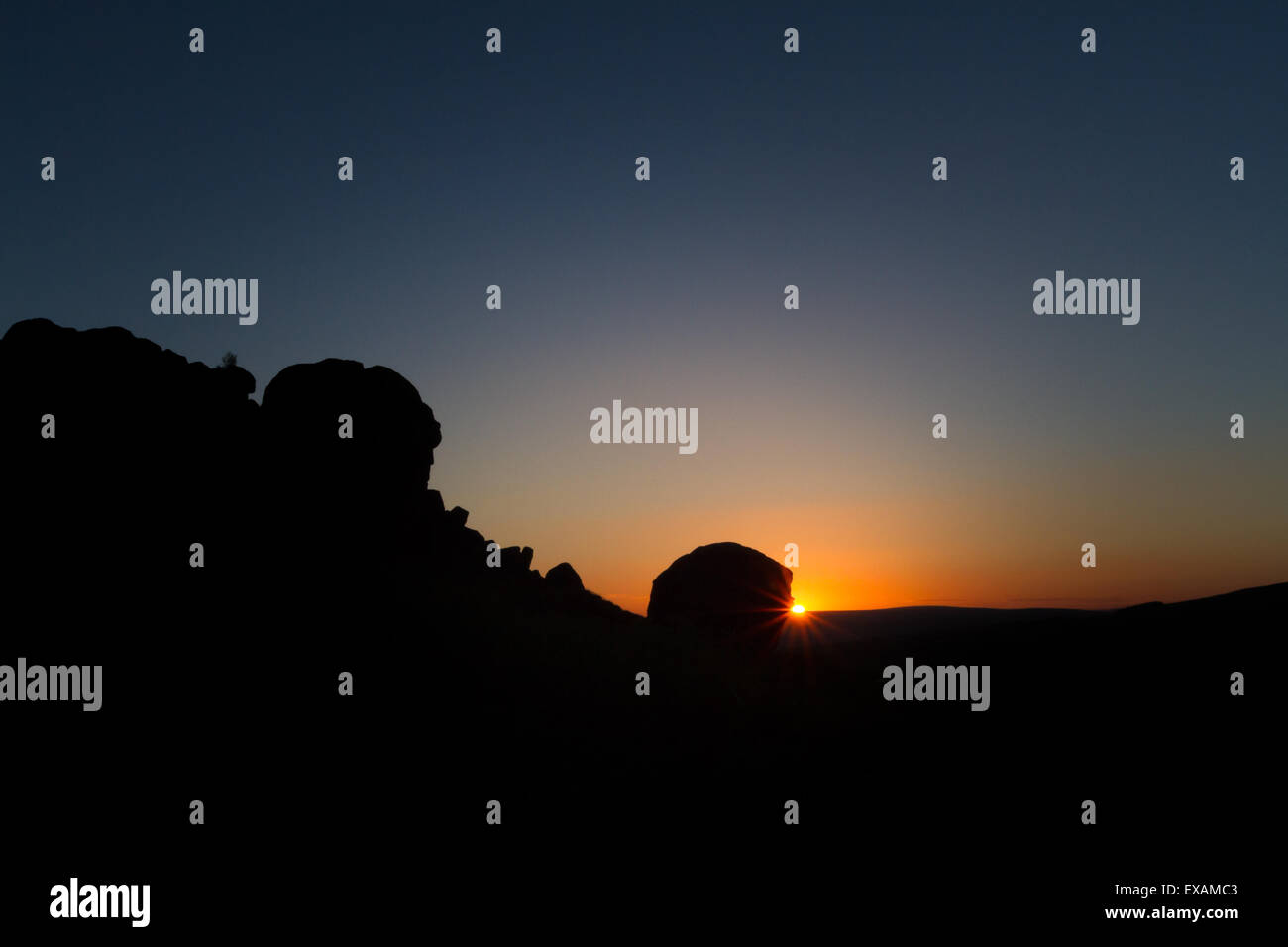 Schönen Sonnenuntergang über der Kuh und Kalb Felsen, einem berühmten Yorkshire Landschaft Wahrzeichen Ilkey Moor über Ilkey in Bösingen, West Yorkshire, UK Stockfoto