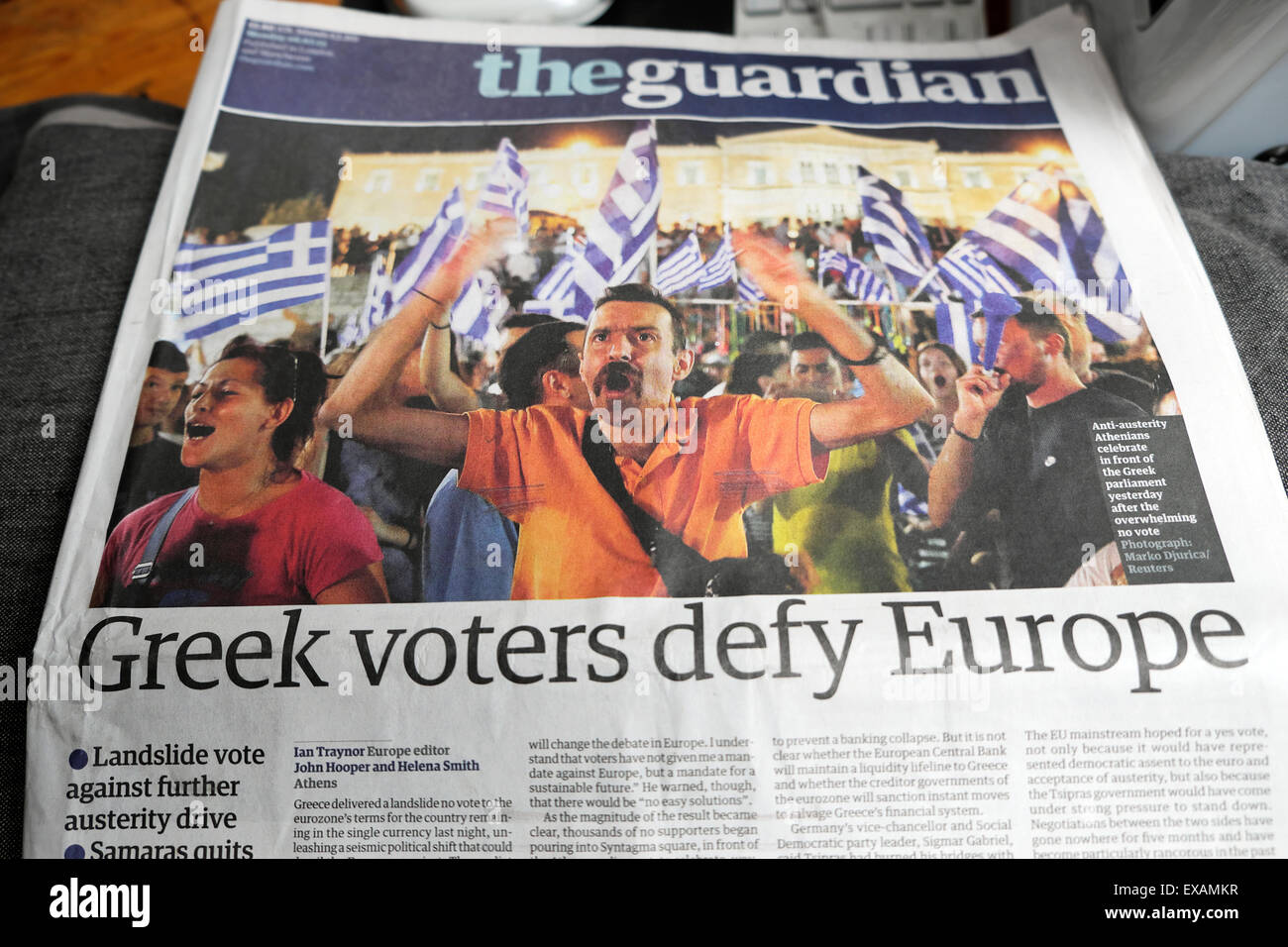 "Griechischen Wähler trotzen Europa" Guardian Zeitung Überschrift London UK 6. Juli 2015 Stockfoto