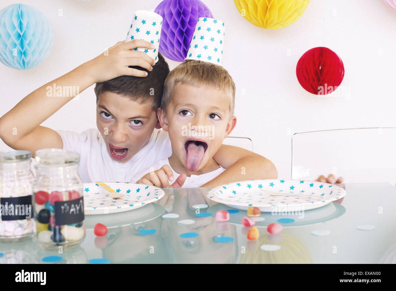 Junge Brüder Grimassen während einer Geburtstagsfeier Stockfoto