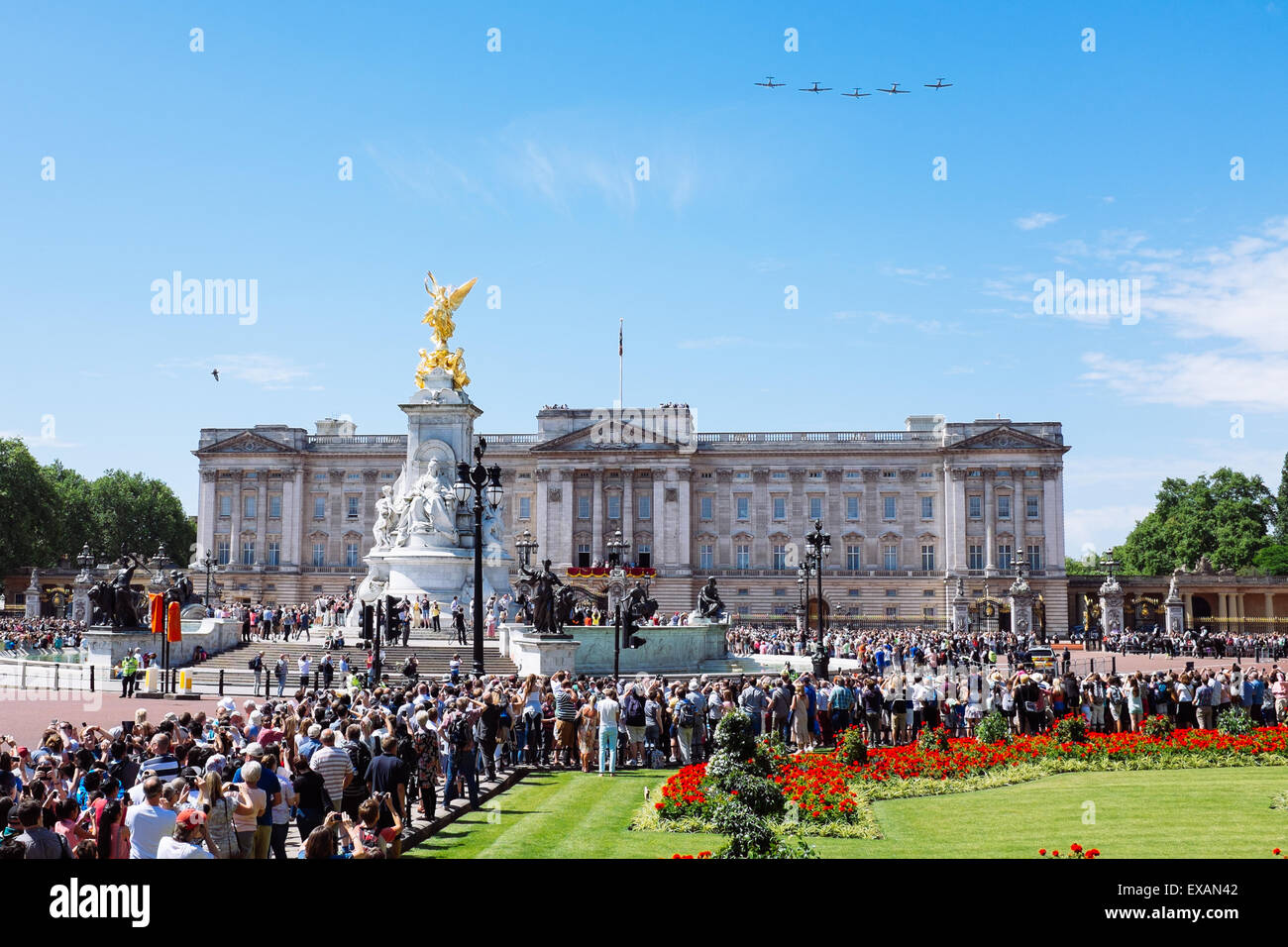 London, UK. 10. Juli 2015. Die Königin schließt sich Massen von Zuschauern zu sehen-Flugzeugen, Hurricanes und Spitfires, überfliegen Sie Buckingham Palace anlässlich des 75. Jahrestages der Luftschlacht um England. Bildnachweis: Matthew Aslett / Alamy Live News Stockfoto