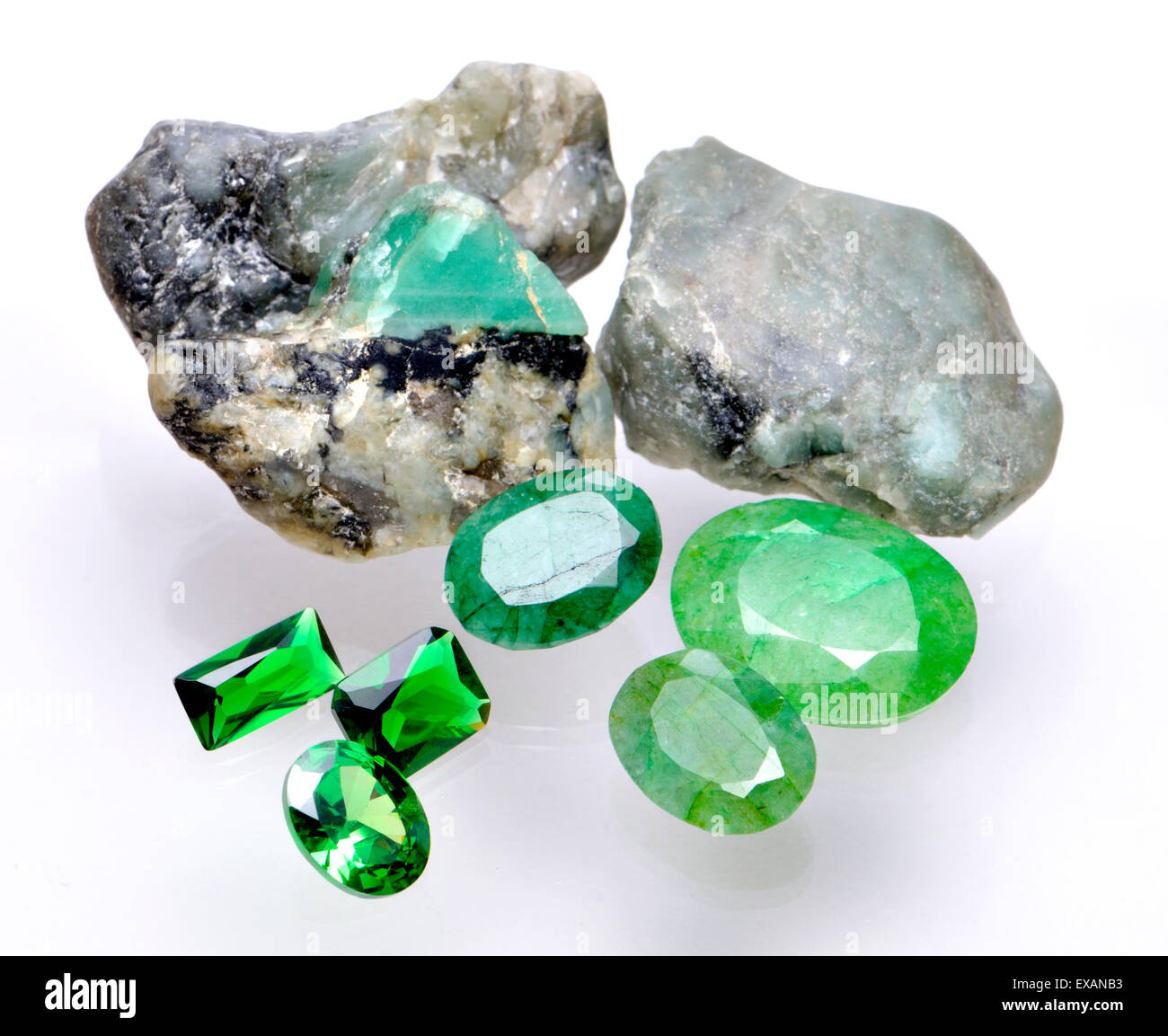 Smaragd - grobe Mineral und geschliffenen Edelsteinen Stockfoto
