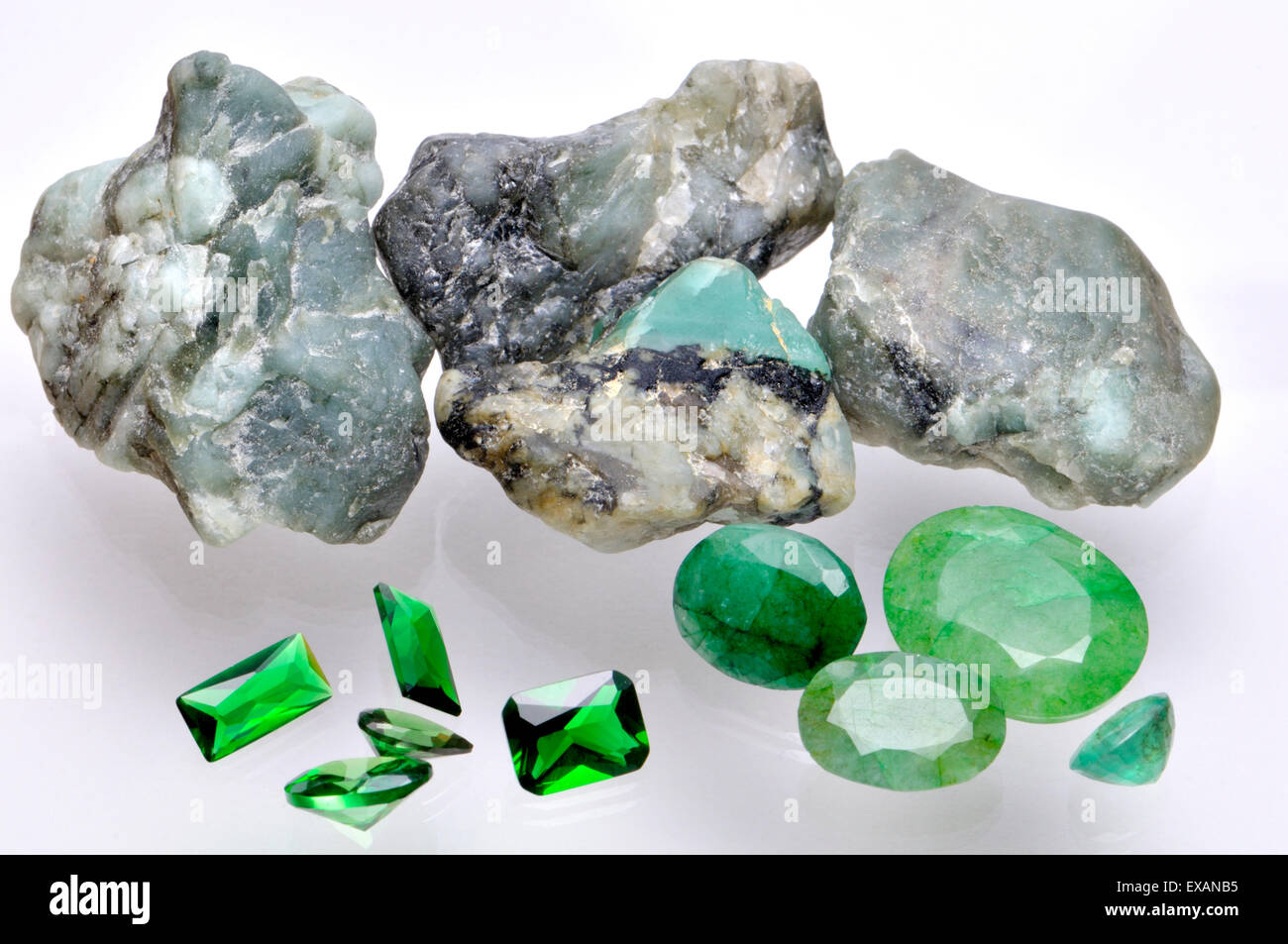 Smaragd - grobe Mineral und geschliffenen Edelsteinen Stockfoto