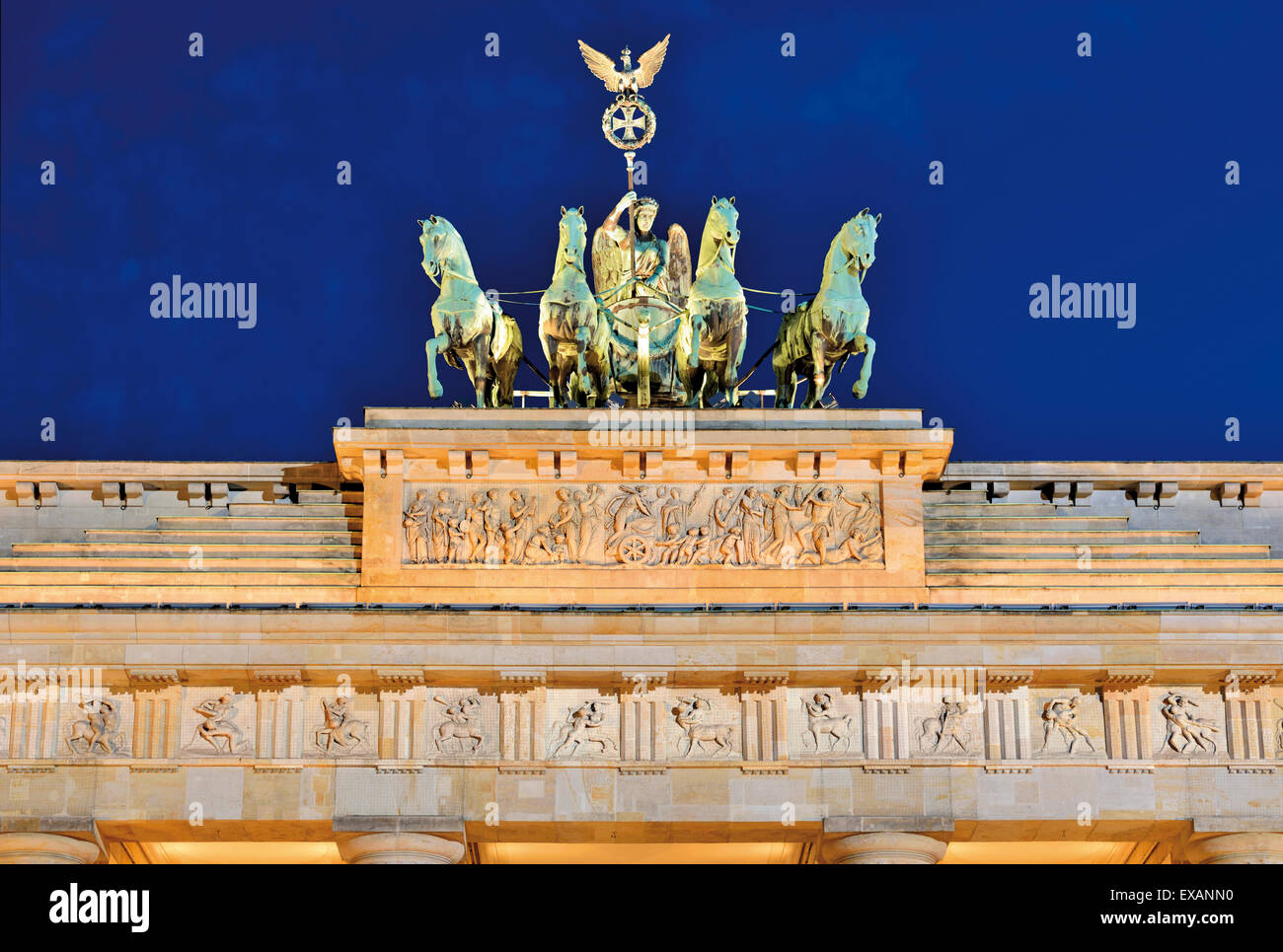 Deutschland, Berlin: Quadriga mit dem Sieg-Symbol auf der Oberseite der Neo Klassik Tor des Landes Brandenburg Stockfoto