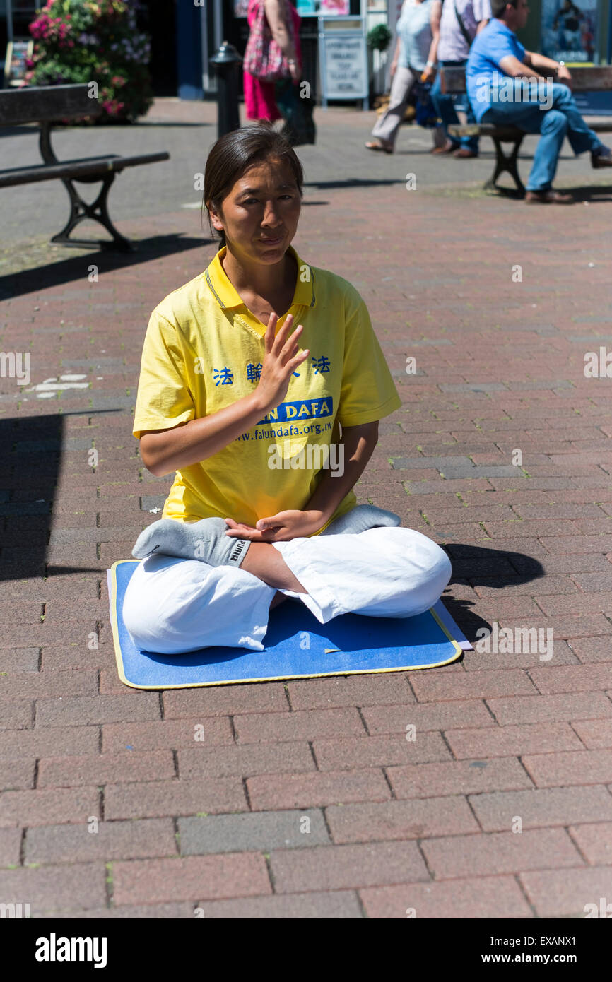 Salisbury, Wiltshire, UK. 10. Juli 2015. 10. Juli 2015 Salisbury Chinaman protestieren und meditieren und das Sammeln von Unterschriften für Petition gegen die Kommunistische Partei Chinas (KPCH) das Verbot von Falun Gong Quelle: Paul Chambers/Alamy leben Nachrichten Stockfoto