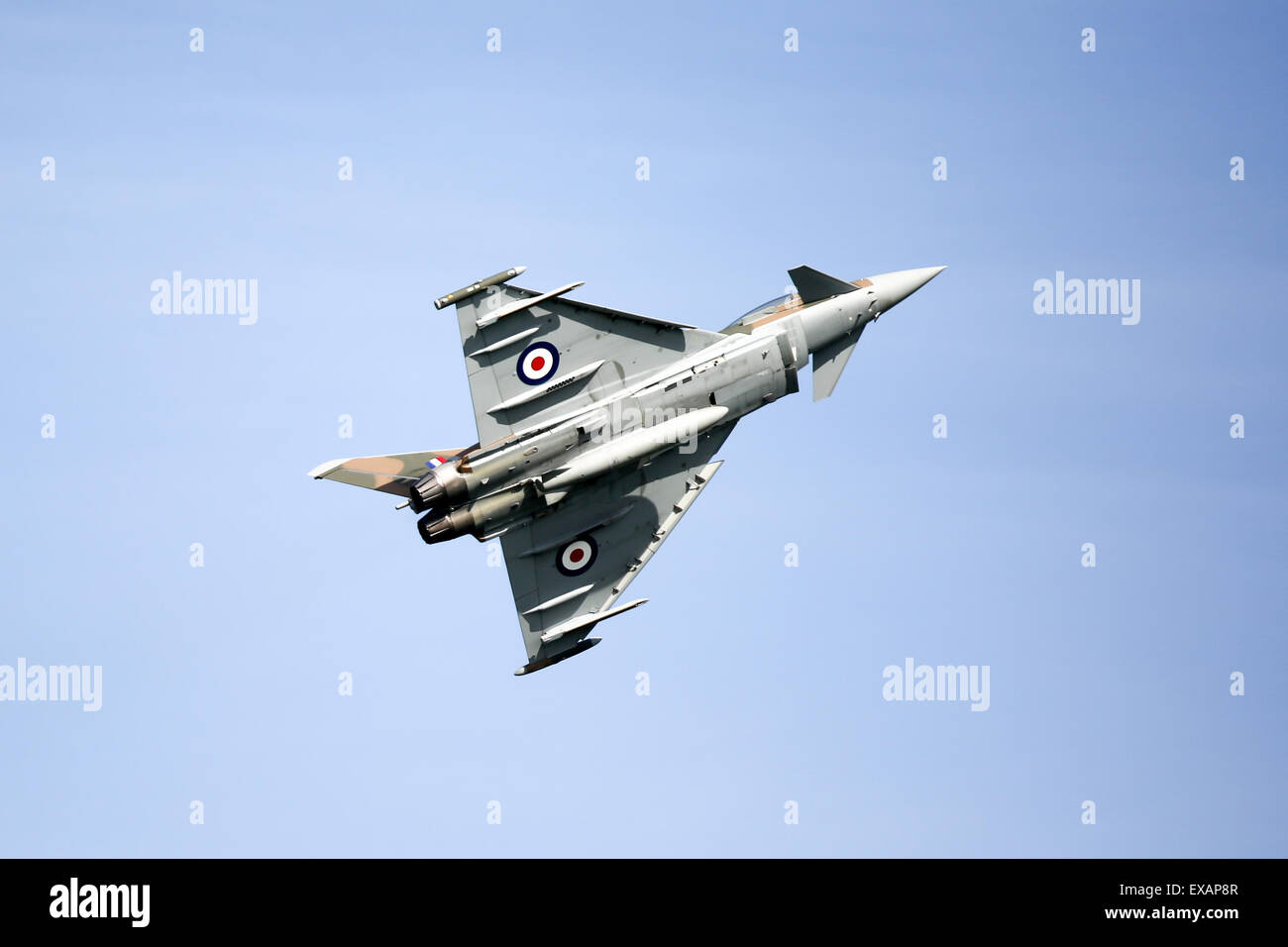 Goodwood, UK. 28. Juni 2015. Ein RAF - Typhoon FGR4 Flugzeugs in der Luftschlacht um England Farben beim Festival der Geschwindigkeit 2015. Stockfoto