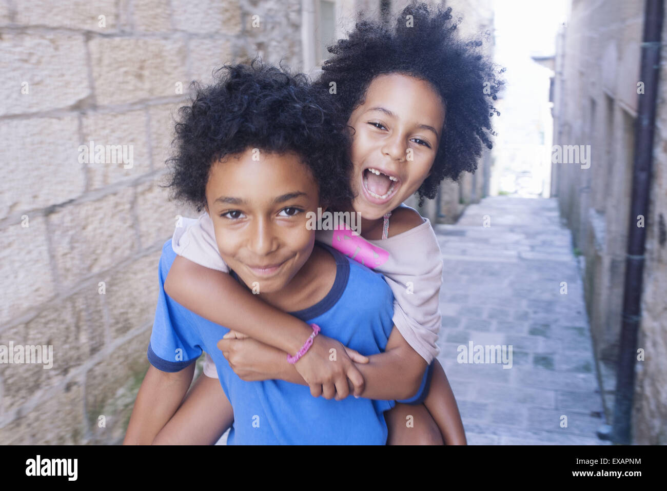 Bruder und Schwester gemeinsam Spaß zu haben, die im Freien, portrait Stockfoto