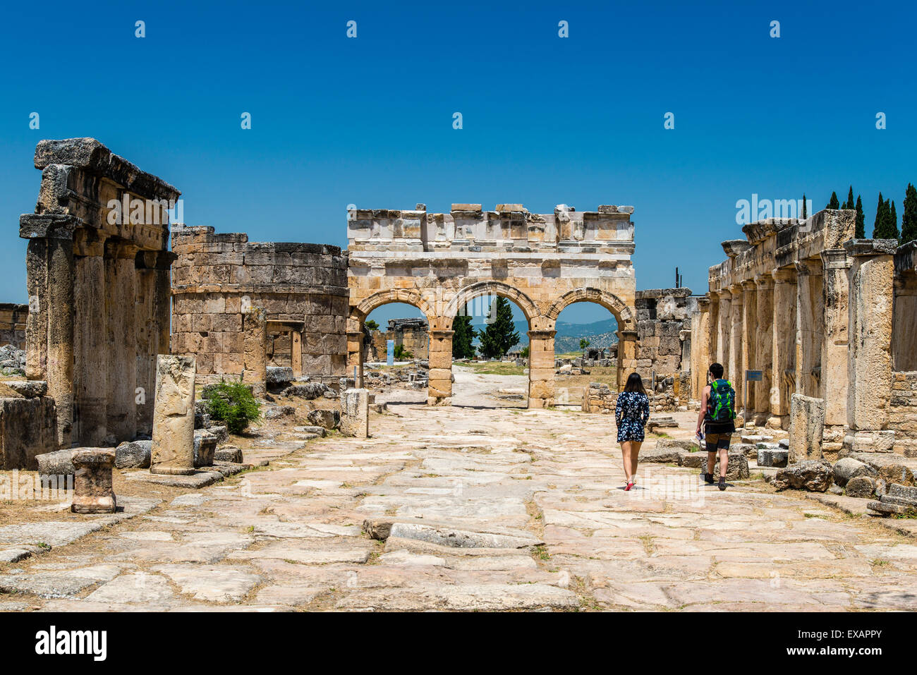 Domitian Tor und Hauptstraße in Hierapolis Pamukkale, Türkei Stockfoto