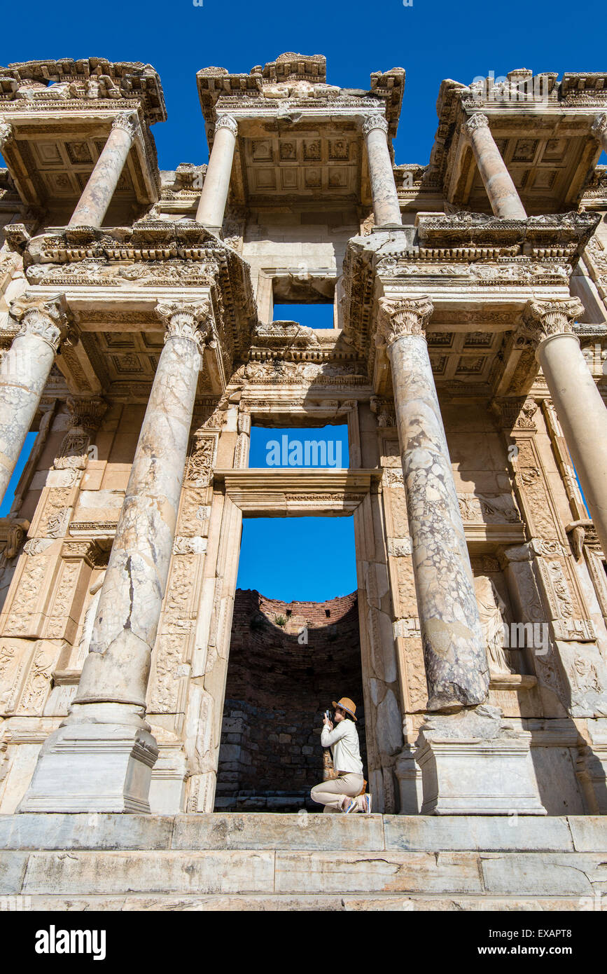 Touristen, die eine Aufnahme an der Celsusbibliothek, Ephesus, Izmir, Türkei Stockfoto