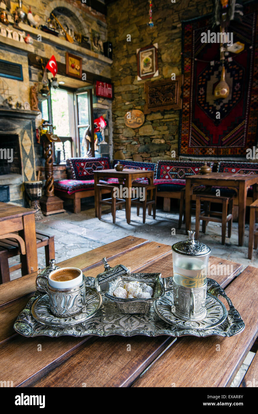 Türkischer Kaffee und traditionelle türkische Spezialitäten serviert auf Silber Set, Sirince, Izmir, Türkei Stockfoto