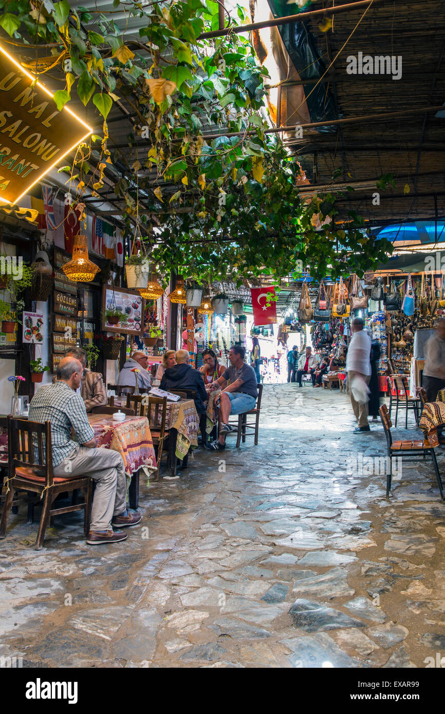 Touristen sitzen vor einer Bar Restaurant in Sirince, Türkei Stockfoto