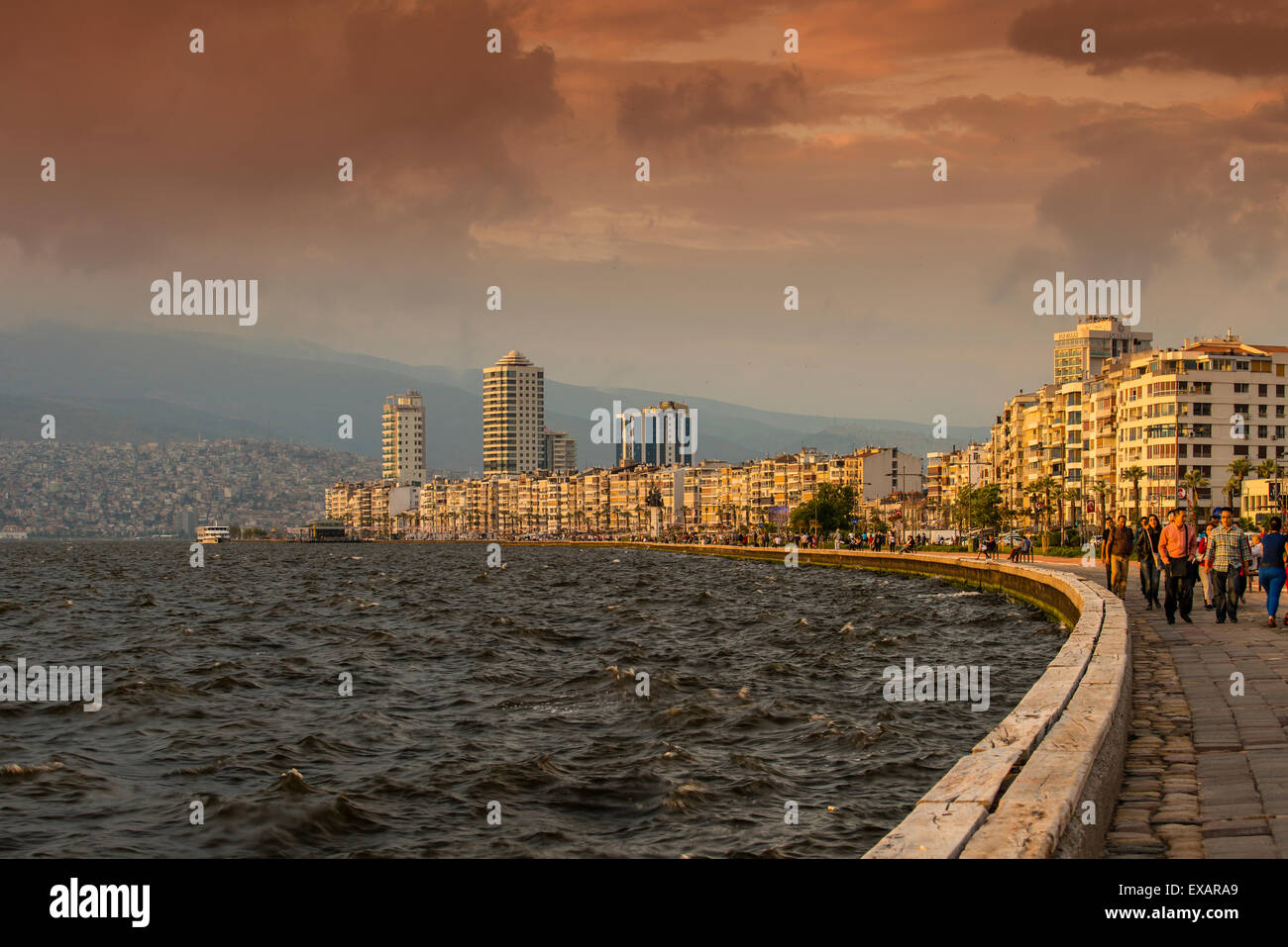 Die Skyline der Stadt mit Kordon Strandpromenade bei Sonnenuntergang, Izmir, Türkei Stockfoto