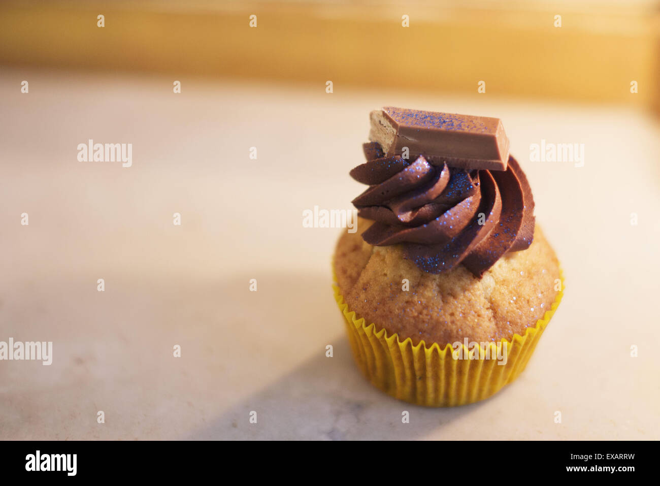 Cupcake mit Schokolade Zuckerguss Stockfoto