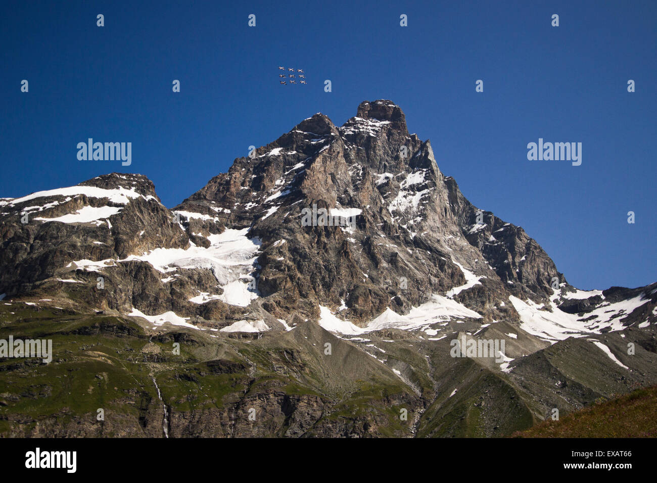 Cervinia, Italien. 10. Juli 2015. Die akrobatische Team "Frecce Tricolori" der italienischen Luftwaffe fliegen von Matterhorn (italienische Bezeichnung Cervino) im Aostatal (Italien) um die 150 Jahre Erstbesteigung zu feiern. Stockfoto