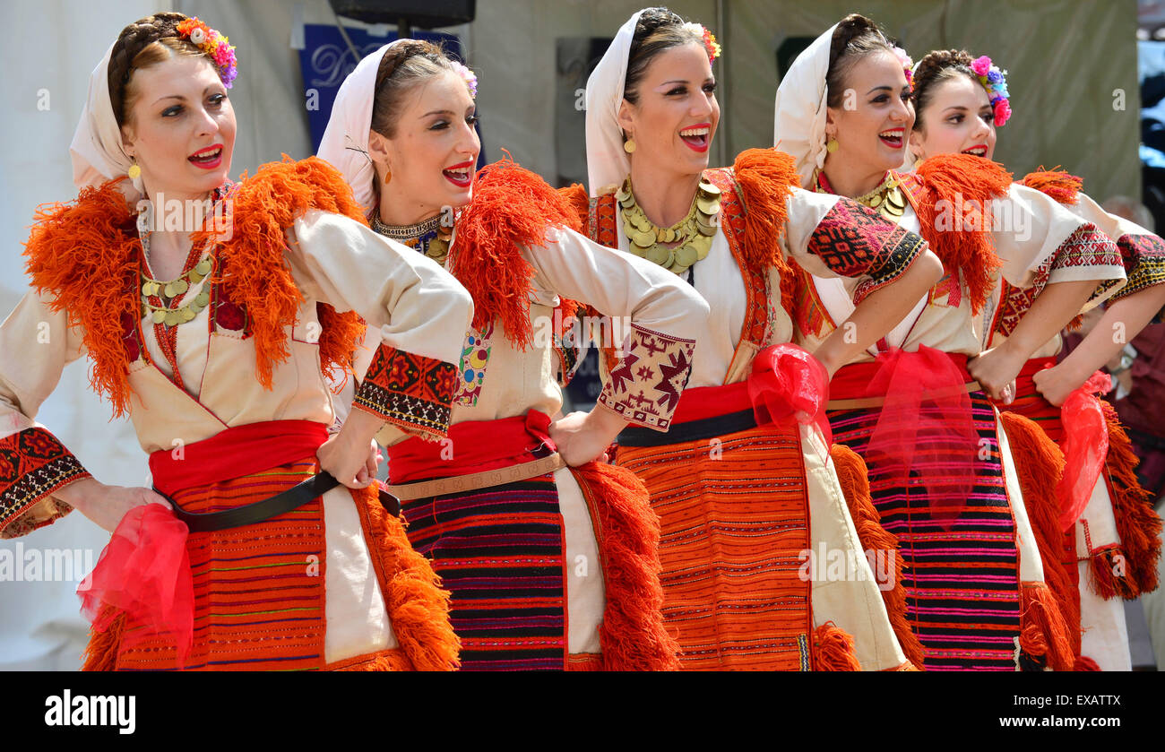 Die Tänzer des Folk Ensemble Belgrad aus Serbien führen am "Danetzare" Internationales Folklorefestival in Erfurt, Deutschland, 10. Juli 2015. Das Festival, das bis zum 13. Juli läuft, ist alle zwei Jahre stattfindet und dieses Jahr Funktionen Tanzgruppen aus 11 Ländern.  FOTO: MARTIN SCHUTT/DPA Stockfoto