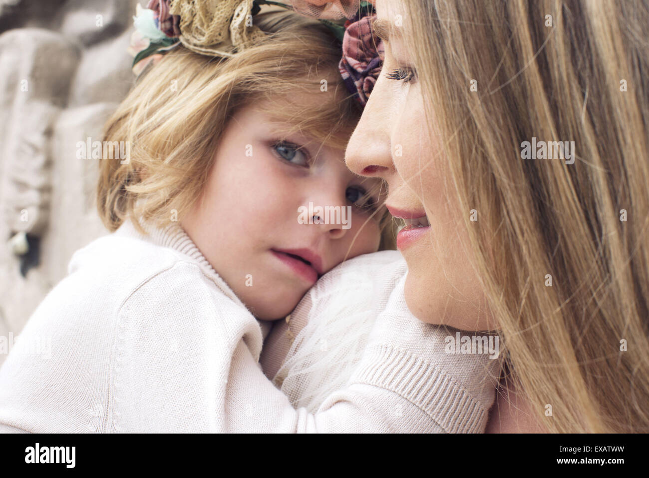 Kleines Mädchen den Kopf auf ihre Mutter Schulter ruht Stockfoto