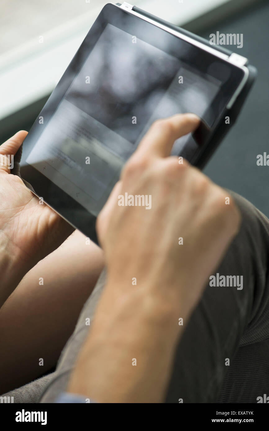 Mann mit digital-Tablette, beschnitten Stockfoto