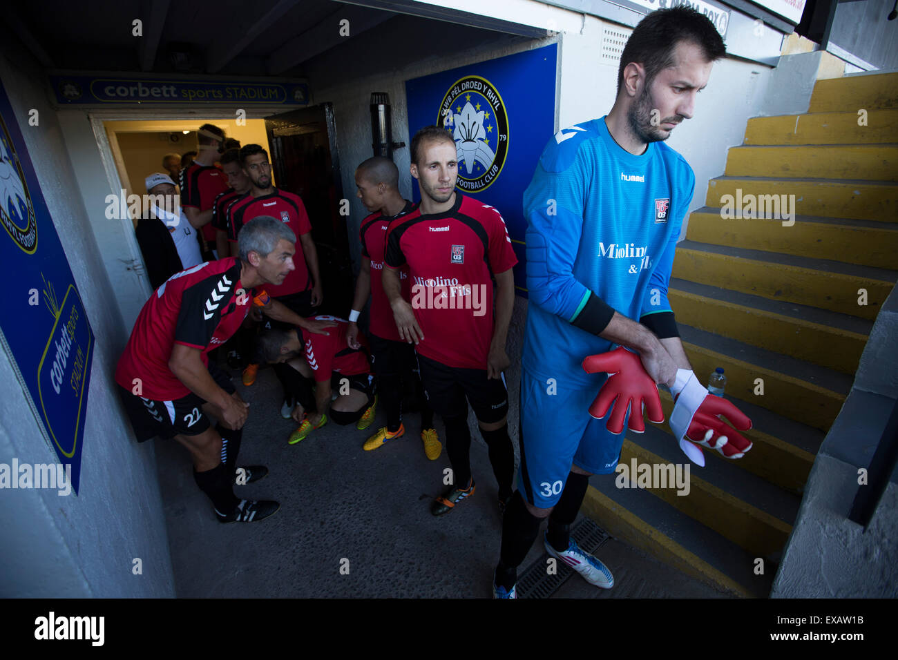 Die entfernten Teamplayer sammeln im Tunnel vor der Europa League erste Qualifikationsrunde, zweite Bein Unentschieden zwischen Bala Town aus Wales und FC Differdange 03 von Luxemburg. Es war der walisische Club zweite Staffel des Europäischen Wettbewerbs, und aufgrund der Boden-Vorschriften, die das Spiel am nahe gelegenen Belle Vue, Heimat von Rhyl FC gespielt wurde. Die Gäste gewannen die Krawatte 4-3 auf Aggregat durch einen Last-Minute Auswärtstor von Omar Er Rafik, in einem Spiel von 1039 Fans sahen und zum türkische Riesen Trabzonspor in der nächsten Runde zu spielen. Stockfoto