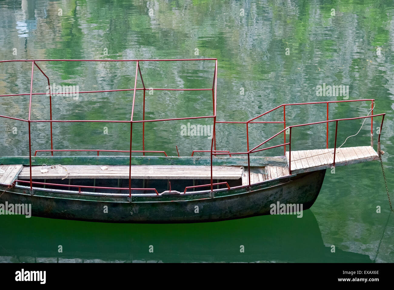 Kleine grüne Ruderboot am Ufer des Sees in expressiven Stil Farben Stockfoto
