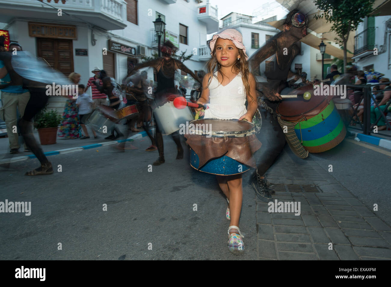 Ein Kind führt eine Truppe der Schlagzeuger in einer Prozession während des katholischen Festivals von San Juan in Lanjaron, Südspanien Stockfoto