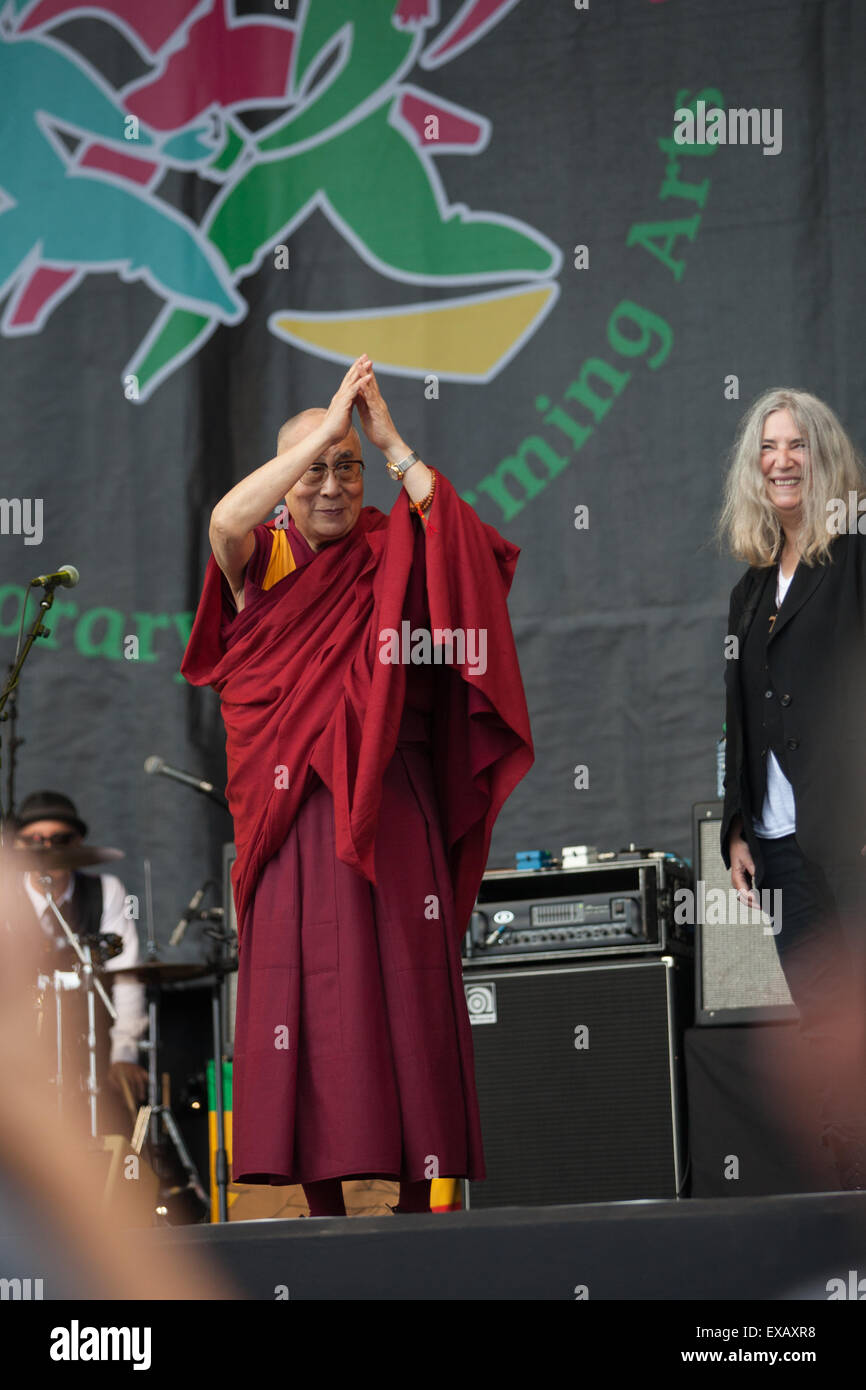 Seine Heiligkeit der Dalai Lama auf der Pyramide-Bühne mit Patti Smith und ihre Band in Glastonbury 28. Juni 2015ith Mark Stockfoto